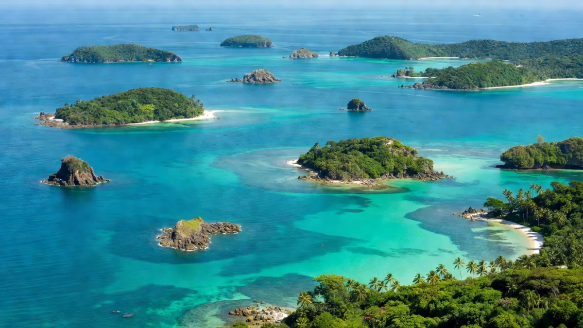 Vue aérienne d'un archipel d'îles françaises entourées d'eaux turquoise