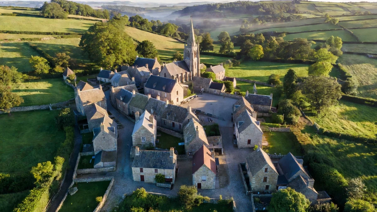 Vue aérienne d'un village breton avec ses maisons en granit et son clocher caractéristique