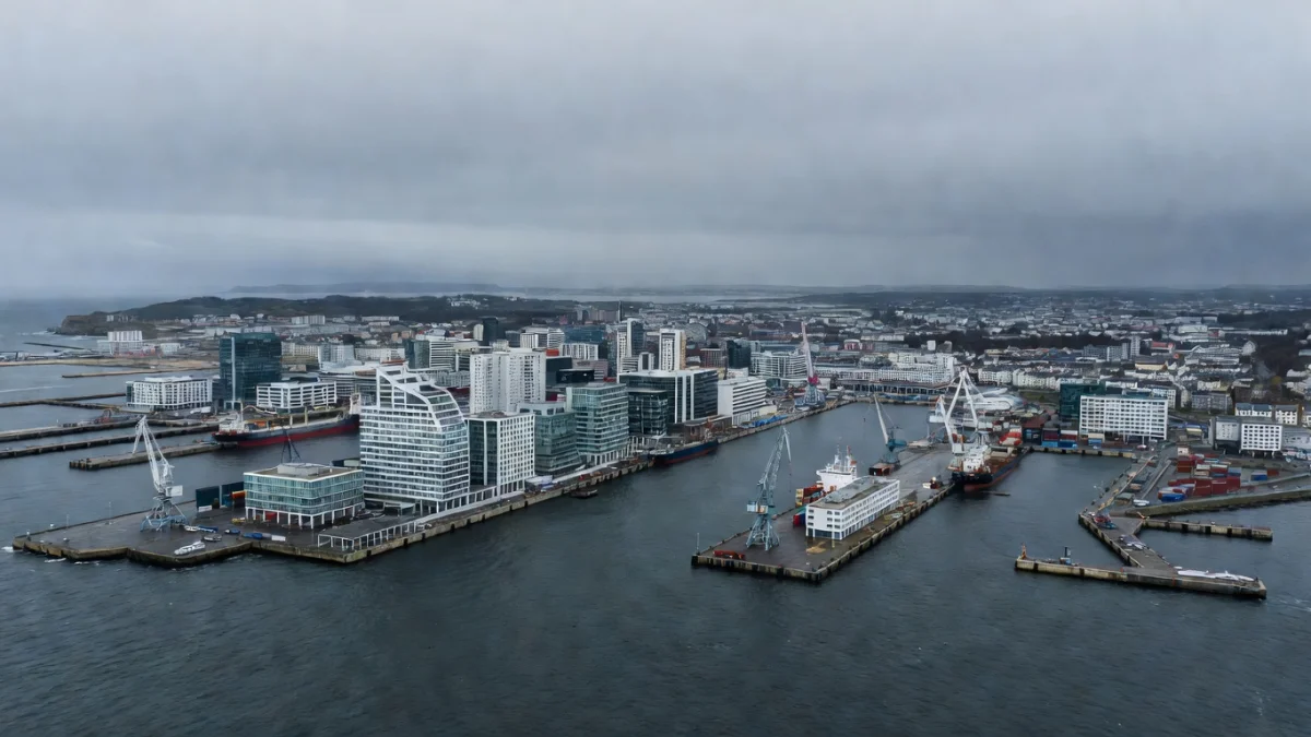 Vue du port de Brest avec la ville en arrière-plan, Finistère, Bretagne