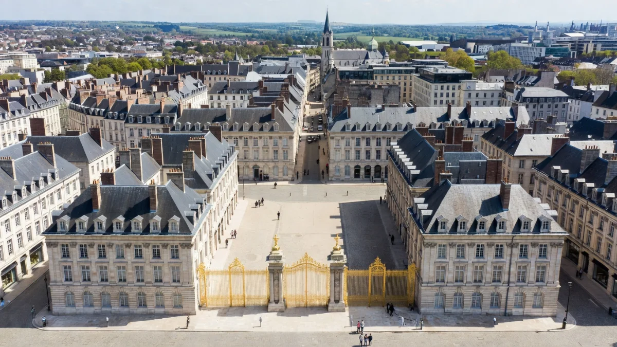 Place Stanislas à Nancy, coeur historique de la ville avec sa fontaine et ses grilles dorées