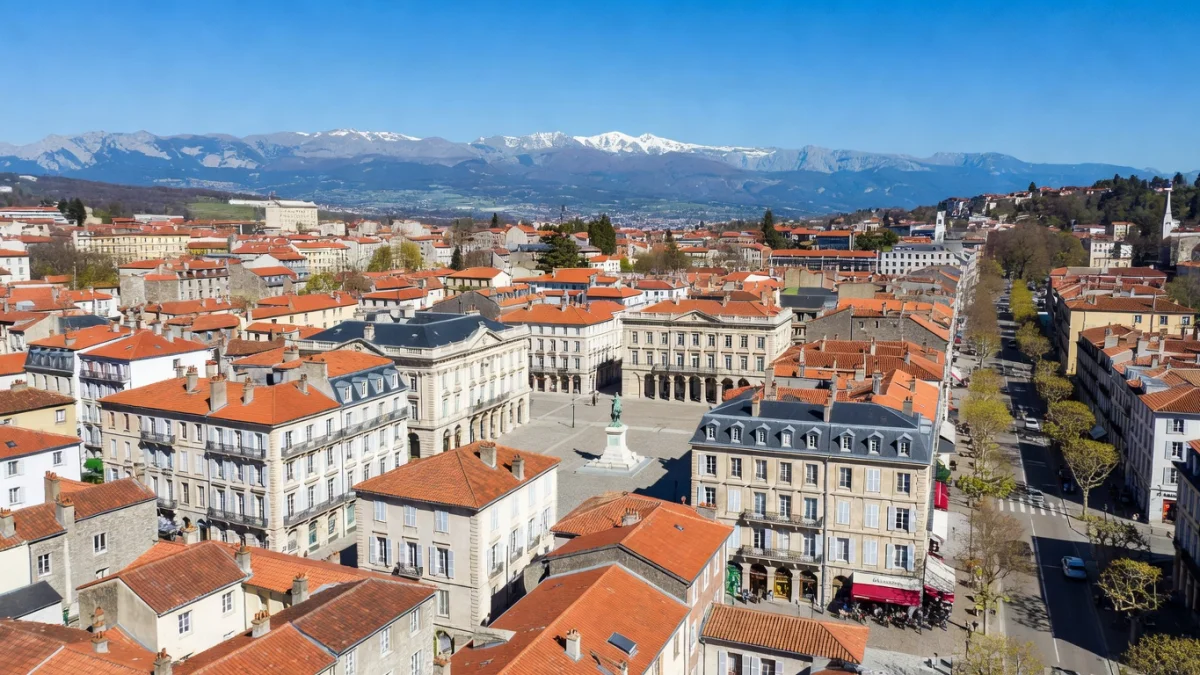 Vue de la ville de Pau avec le château et les Pyrénées en arrière-plan