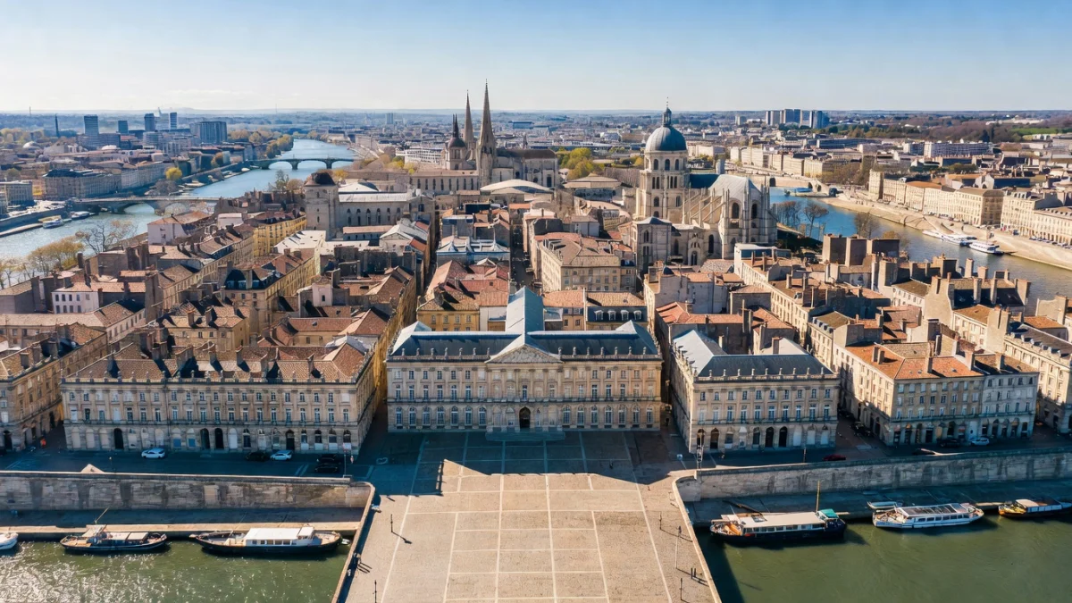Vue aérienne du centre-ville de Bordeaux avec la Place de la Bourse et la Garonne