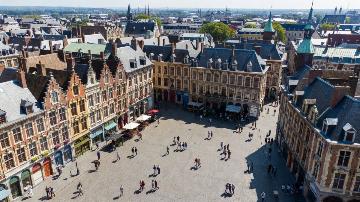 Vue aérienne du centre-ville de Lille avec la Grand-Place et ses toits caractéristiques