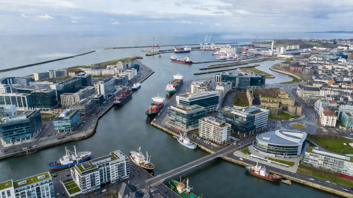 Vue aérienne de Brest, ville bretonne du Finistère avec son port militaire